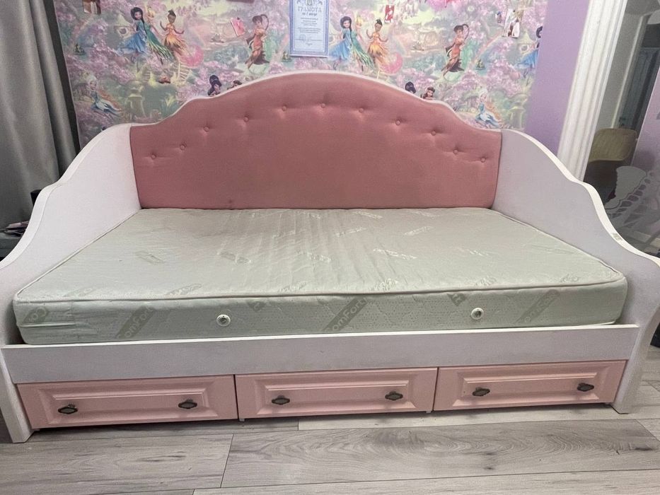 Спальный Гарнітур.Ліжко, Стіл,тумпа, Дзеркало, поличка, пуфік