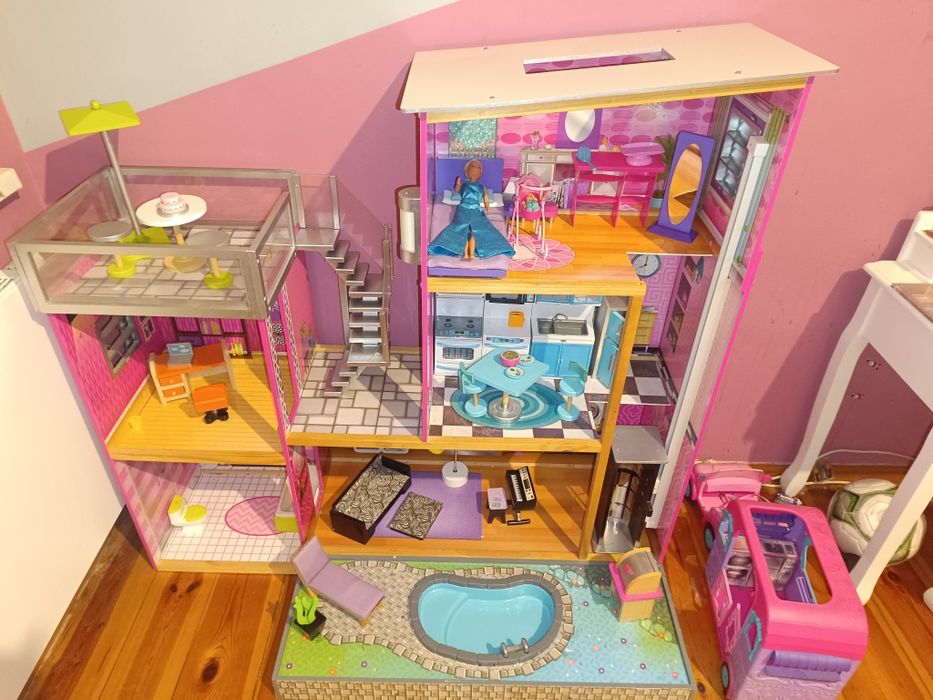 DUŻY DOMEK DLA BARBI z basenem + dodatkowe wyposażenie i lalki