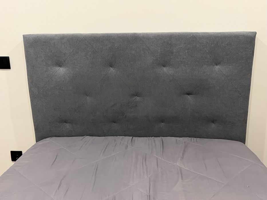 Vende -se cama de casal com estrado e colchão.