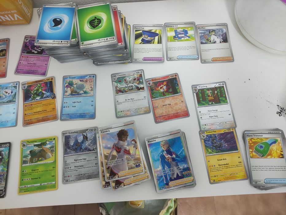 Cartas Pokémon novas, algumas encontram se seladas completamente...