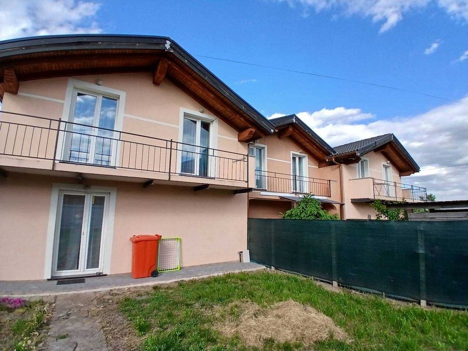 У продажу якісно побудований таунхаус в італійському стилі.