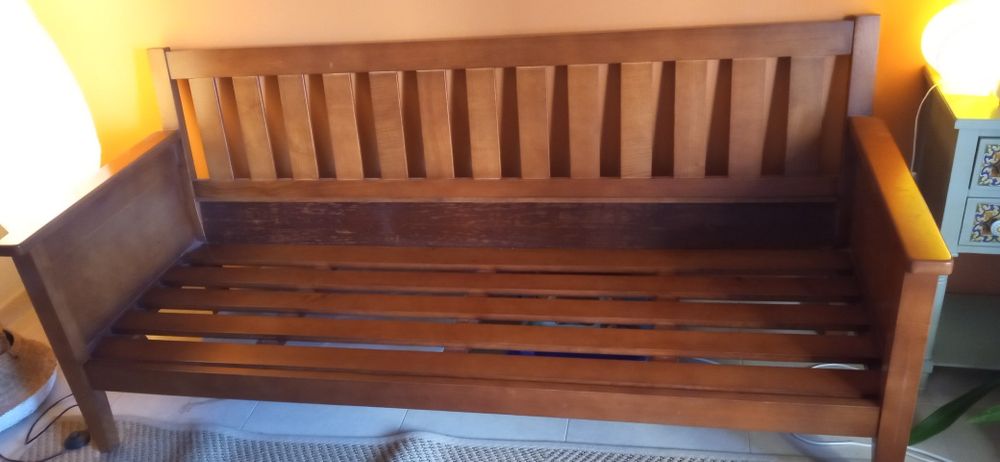 Sofá rústico c/ estrutura base de madeira