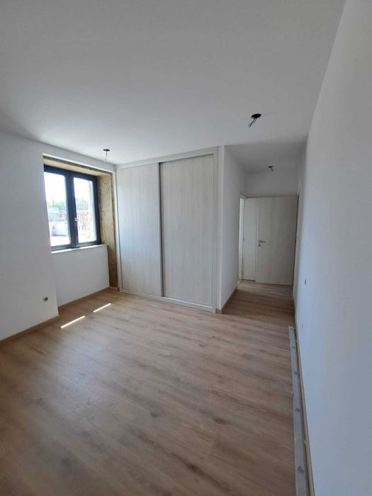 Apartamentos T3 novos com garagem individual em moradia de 2 pisos