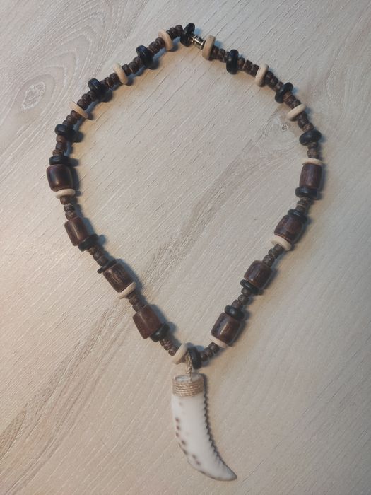 Naszyjnik z zawieszką w kształcie zęba