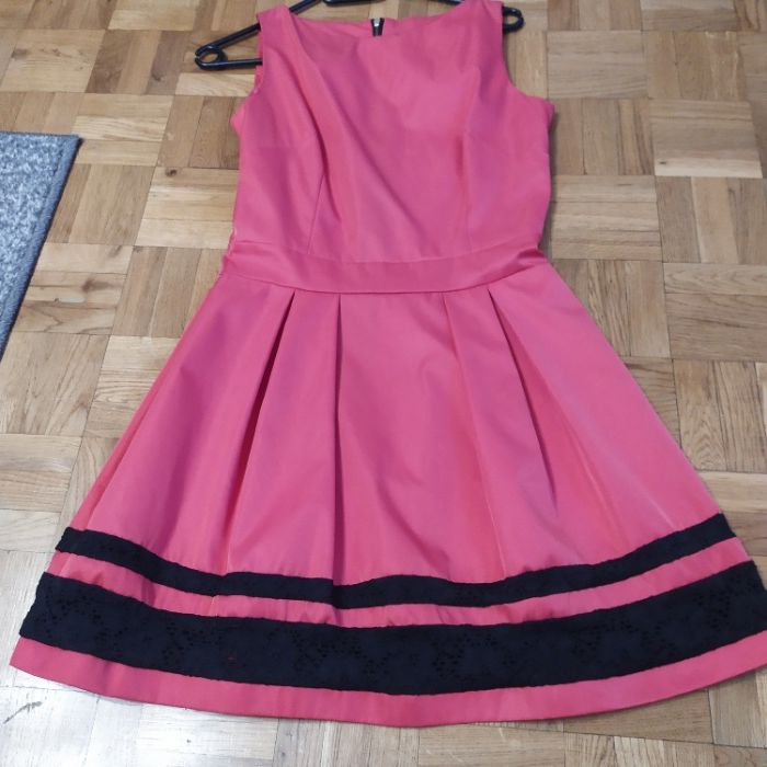 Sukienka różowa z czarnym paskiem