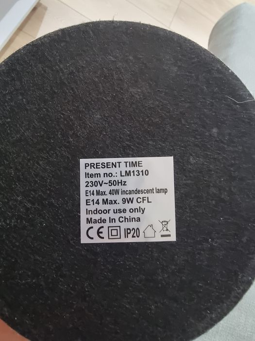 Biała lampka biurkowa retro