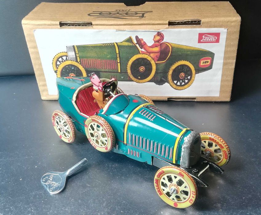 Miniatura em chapa de carro de corrida