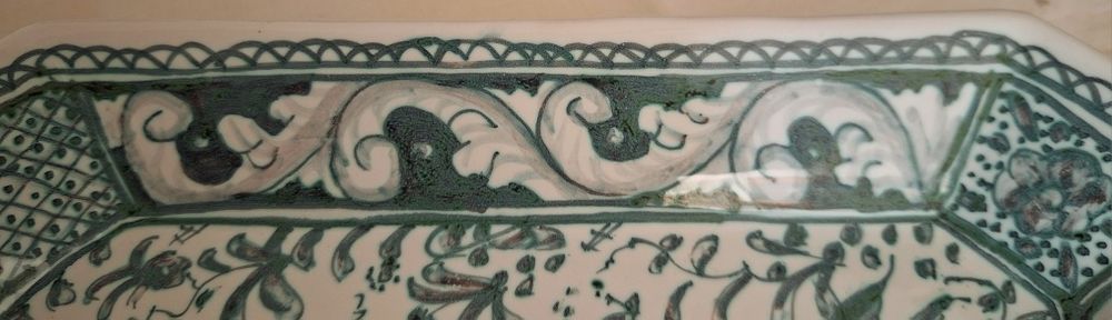 Travessa de faiança de Coimbra pintado à mão cor verde sec. XVII