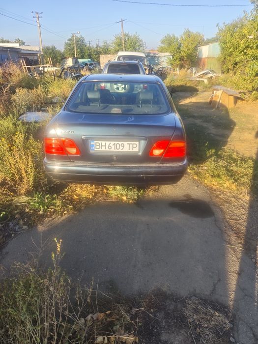 Продам хороший Мерседес Е320