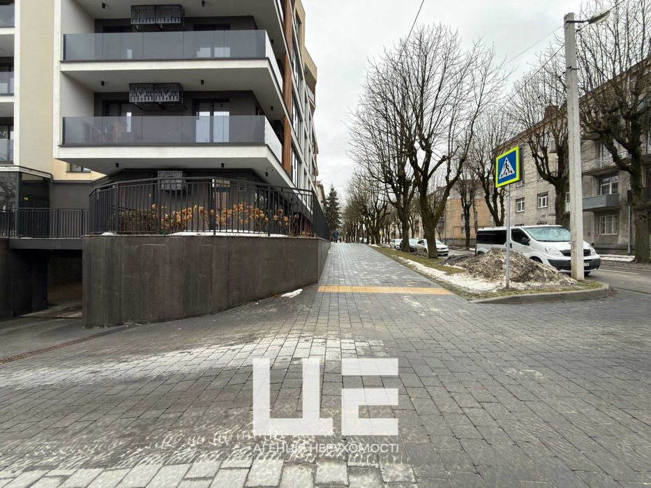 Продаж комерційного приміщення. 204кв.м. Фасад. вул. Окружна 43.