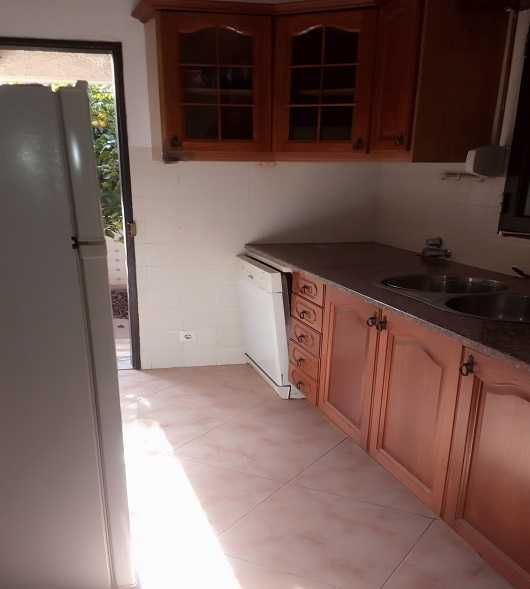 Moradia T2-R/C, Mobilada, Aroeira, Charneca Caparica num condomínio.