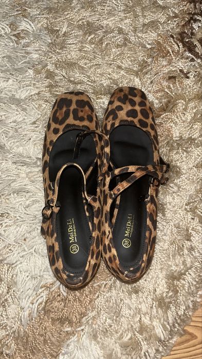 Продаю жіночі туфлі, нові у дуже гарному стані, не вживані , не використані жодного разу, стильні та зручні, розмір 38