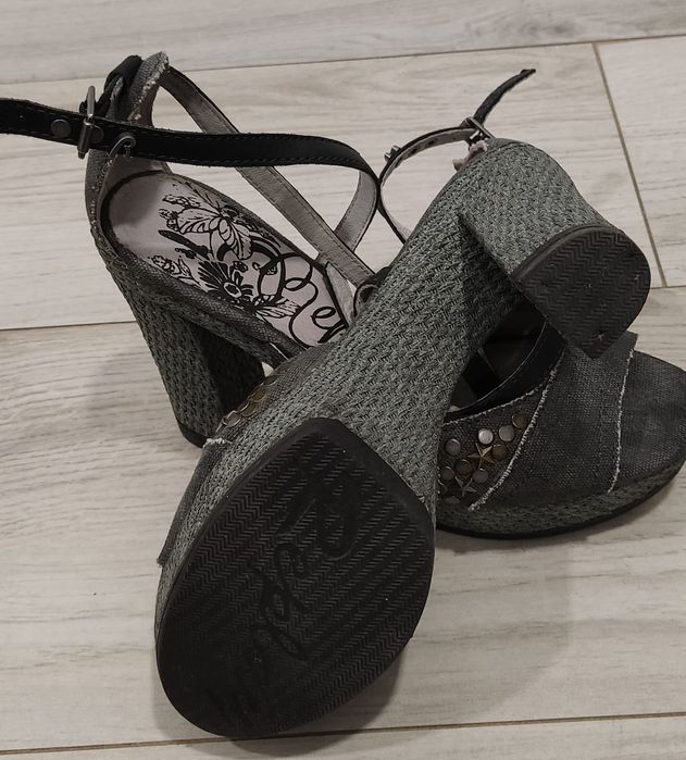 Sandálias Replay com interior em pele.