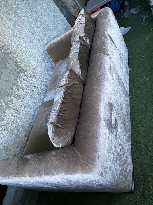 Sofá veludo dourado