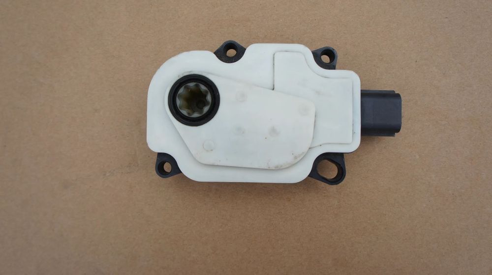 SILNICZEK ŻALUZJI CHŁODNIC ROLETY FORD EDGE MONDEO V S-MAX II FT4B-8467-AB