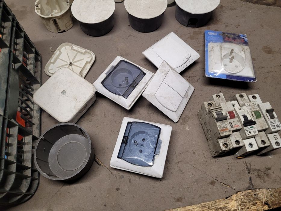 Elektryczne puszki kontakt bezpiecznik włącznik itp