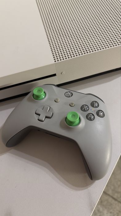Xbox One S 500GB + Comando + Jogos Digitais