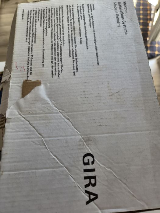 Gniazdka Gira  018803