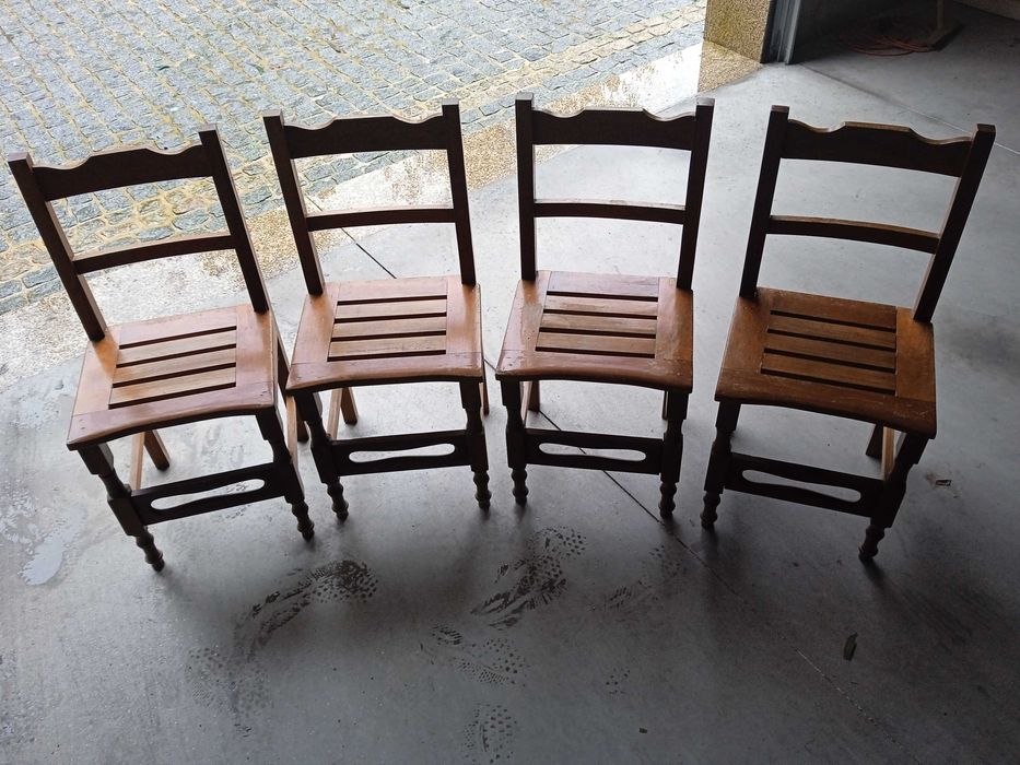 Cadeiras em madeira maciça