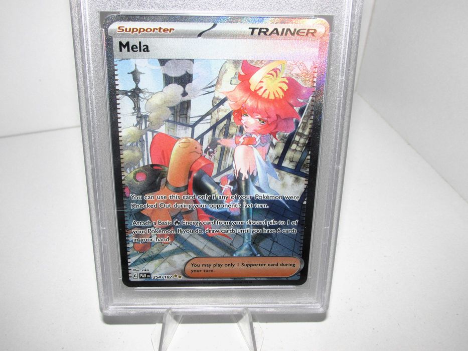 Mela - PSA 8 - Pokémon 2023
