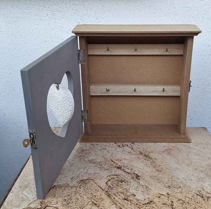 Zamykana drewniana skrzynka na klucze z sercem pomieści 6 kluczy boho