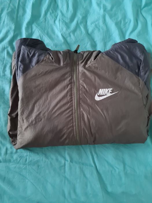 Casaco quente e leve da NIKE. Com capuz. Está impecável.