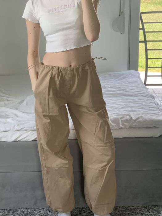 Beżowe spodnie spadochronowe XS stradivarius