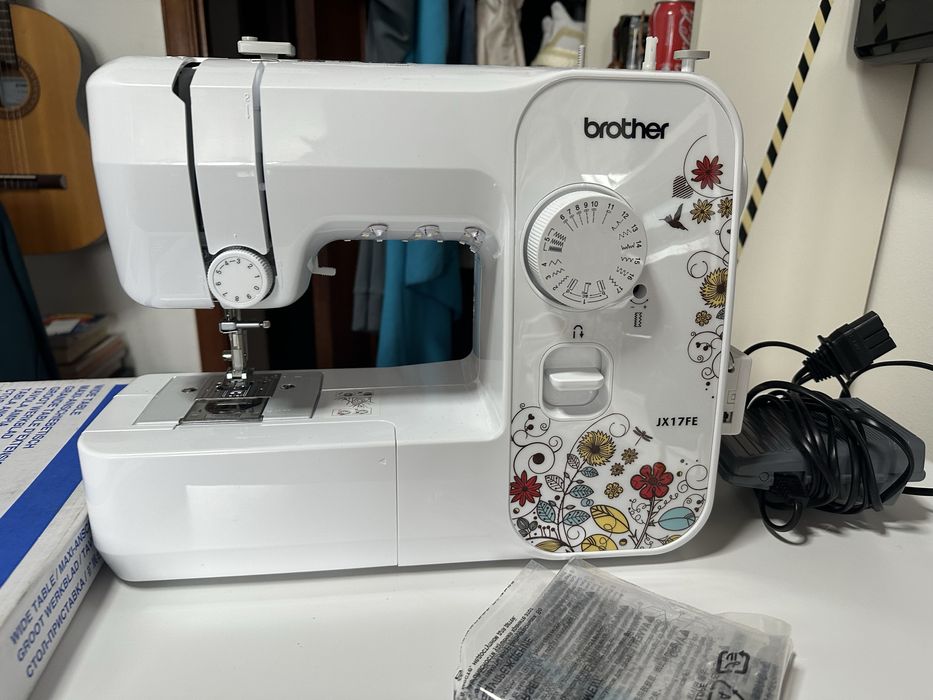 Maquina de costura e mesa extensora