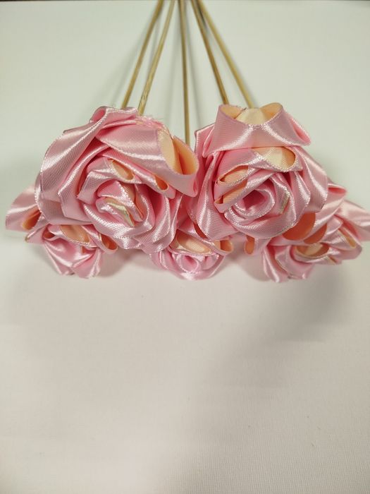 Róże z satynowej wstążki. Bukiet na zamówienie