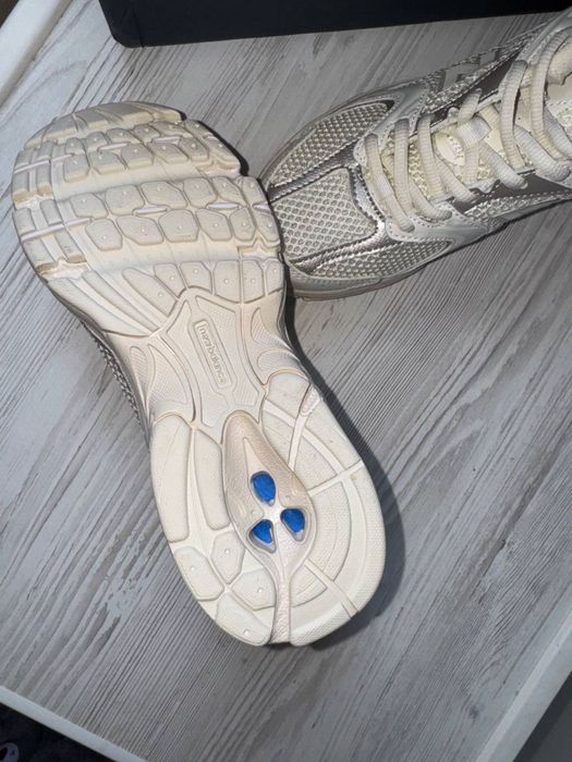 Кросівки жіночі