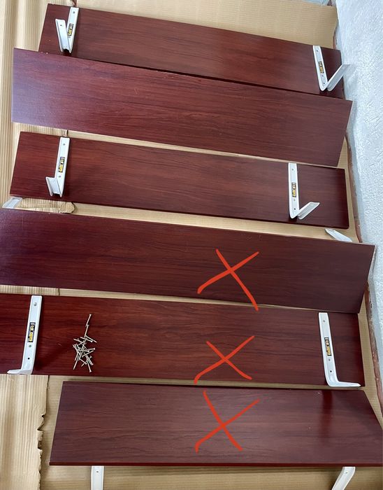 Conjunto de prateleiras de madeira castanha avermelhada