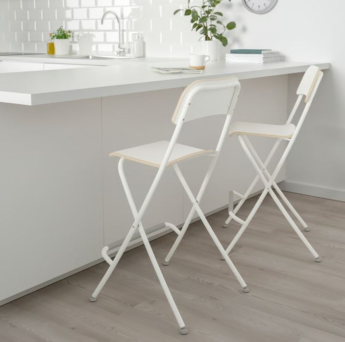 Banco alto c/encosto, dobrável, branco com mesa dobrável de parede.