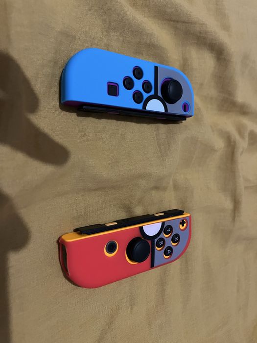 2 x Joy-Con Nintendo Originais (Amarelo + Roxo) + Capas – Estado Impecável