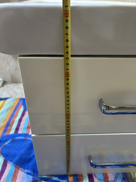 Umuwalka 60 cm z szafka wiszaca