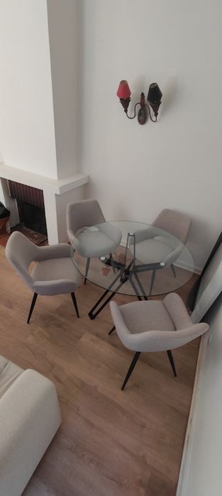 Mesa AREA e conjunto cadeiras HOMA