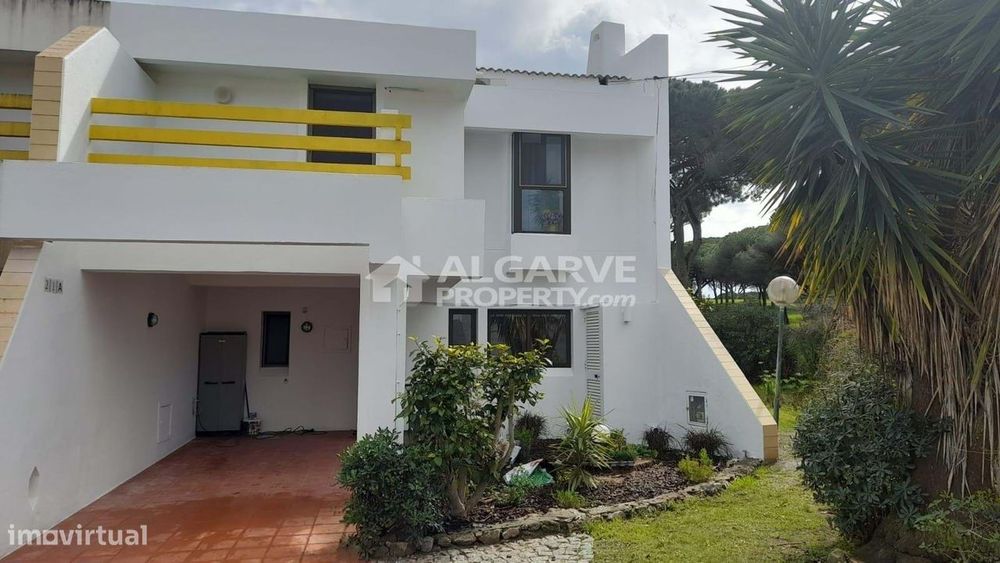 Moradia V3 junto ao golfe com amplas áreas verdes em Vilamoura, Algarv