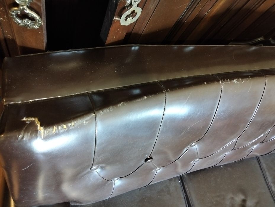 Sofá antigo com algumas marcas de uso