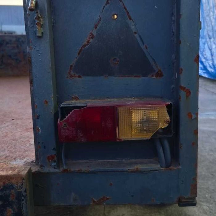 Reboque Automóvel com Pneu Suplente