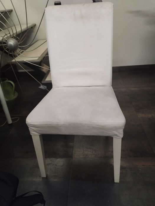 Mesa de jantar com estilo e 4 cadeiras.