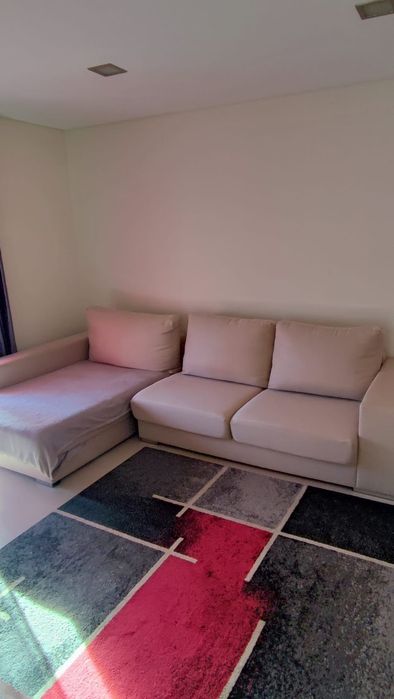 Sofá com chaiselong bege