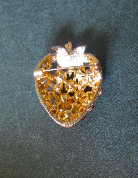 Alfinete / Broche / Pregadeira Morango NOVO