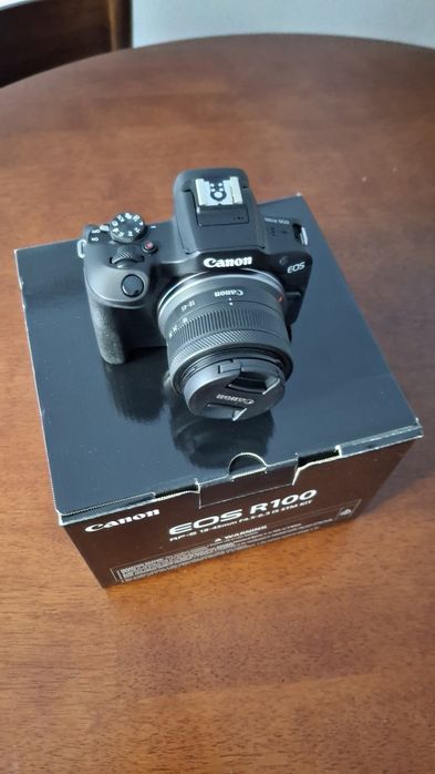 Câmara Canon EOS R100