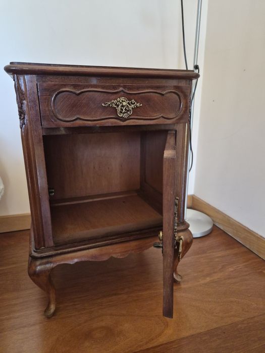 Comoda e mesinhas de cabeceira em perfeito estado