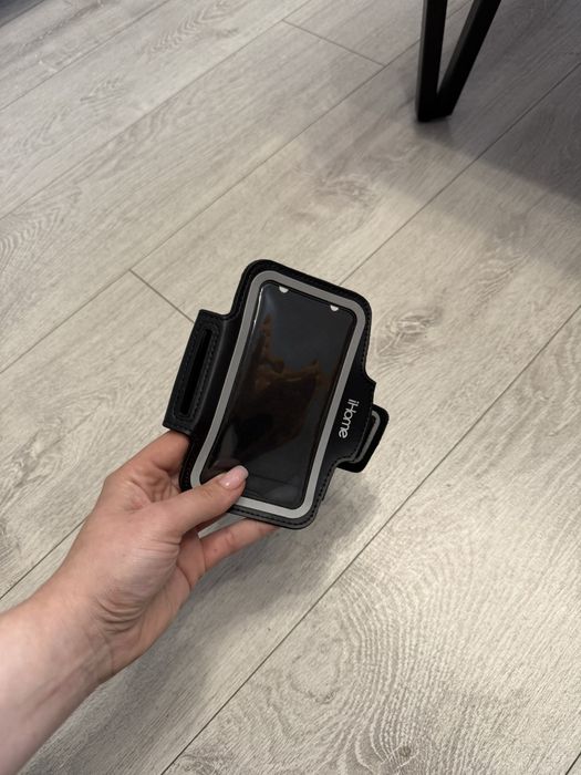 etui sportowe na telefon — tzw. opaska na ramię marki iHome.