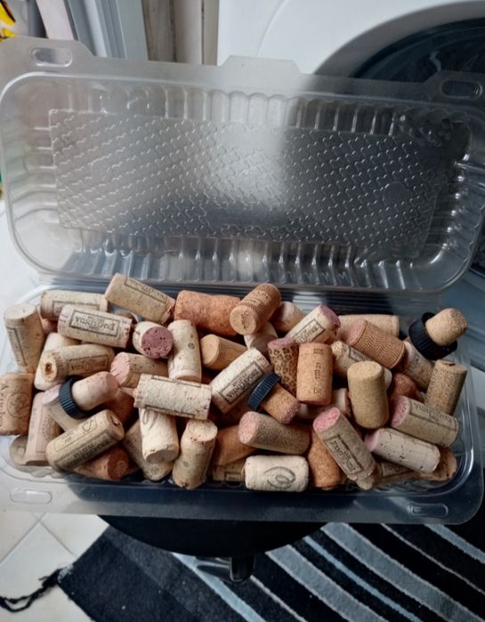 100 rolhas de cortiça.