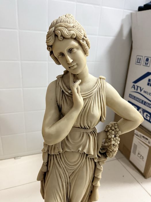 Estátua decorativa com base