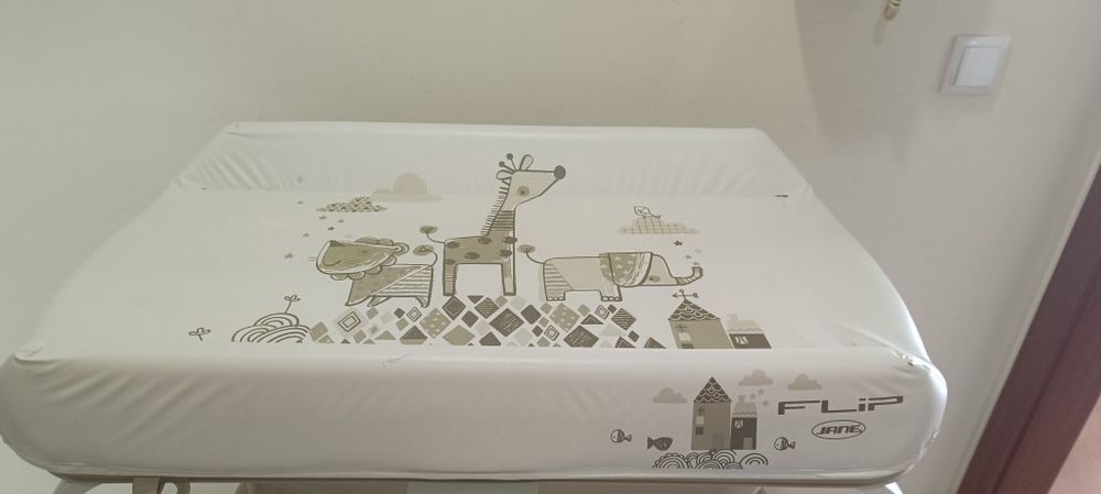 Muda fraldas com banheira incorporada