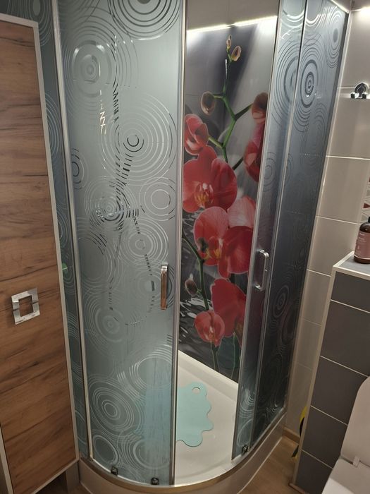 Kabina prysznicowa pólokragla  z brodzikiem. 90 cm
