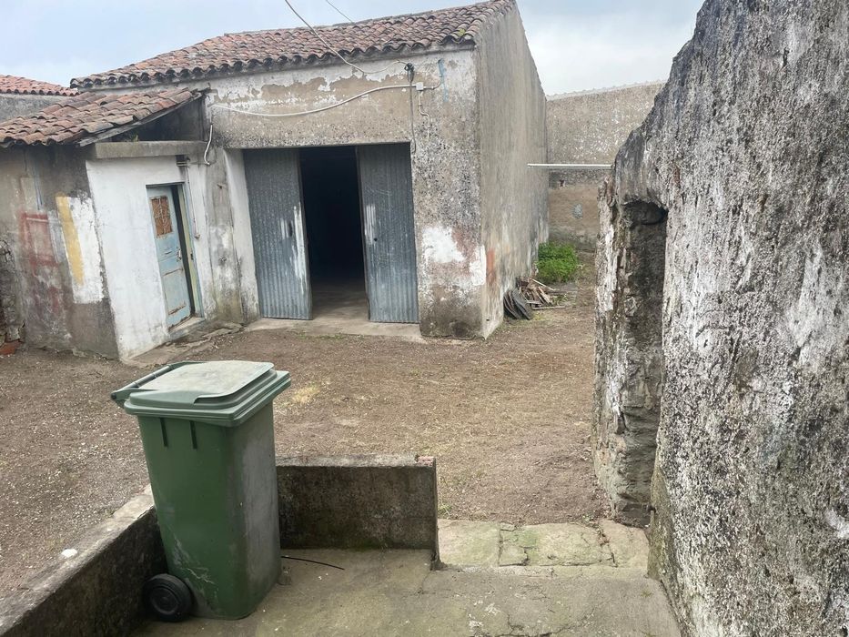 Moradia T3 com logradouro e garagem