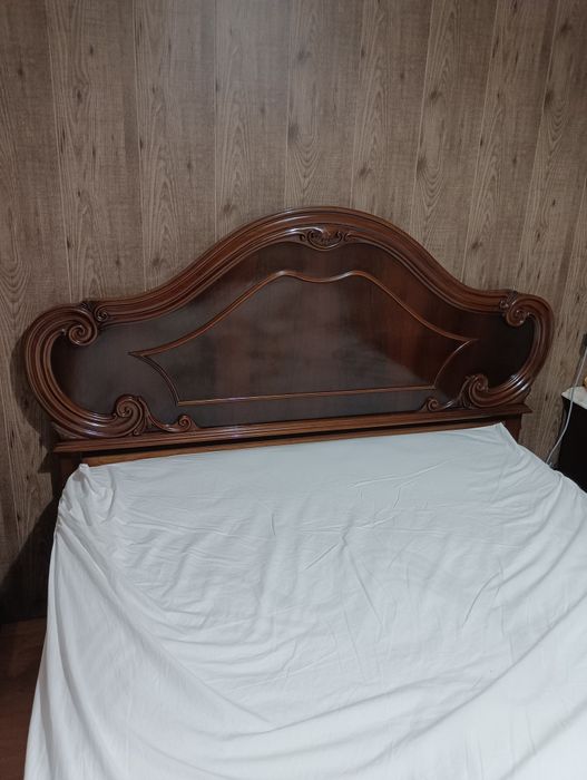 Cama de casal em madeira